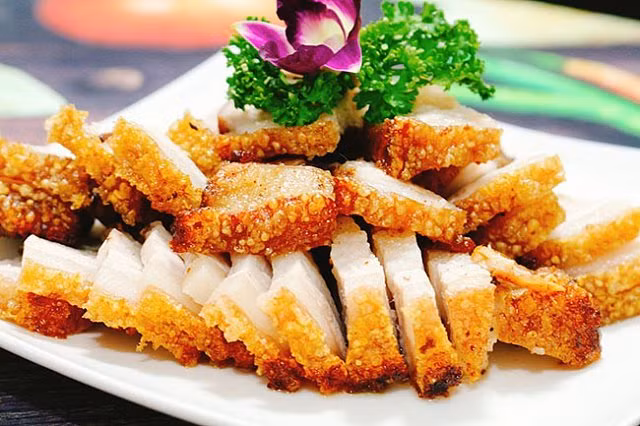 Bật mí bí quyết làm thịt quay giòn tan, thơm nức mũi - Hình 1