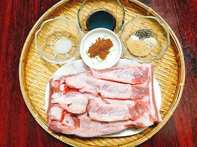 Bật mí bí quyết làm thịt quay giòn tan, thơm nức mũi ảnh 2 Bật mí bí quyết làm thịt quay giòn tan, thơm nức mũi - Hình 2