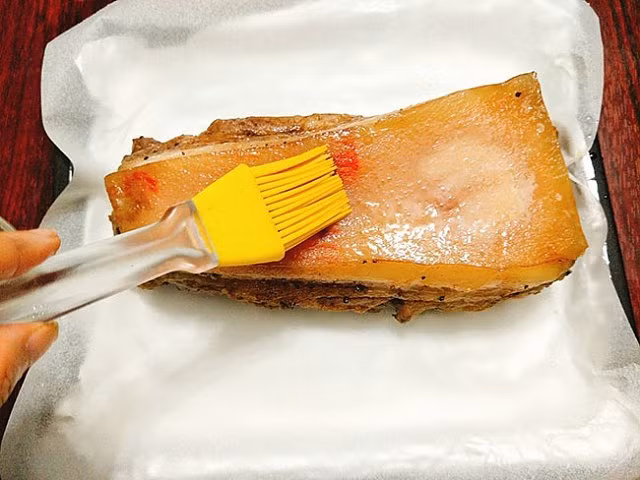 Bật mí bí quyết làm thịt quay giòn tan, thơm nức mũi - Hình 8