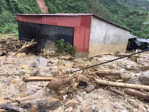 Một ngôi nhà bị lũ vùi lấp. Ảnh: CAND.