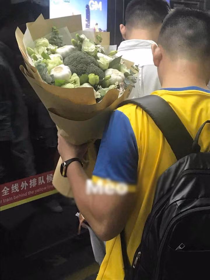 Chỉ bó hoa súp-lơ kèm tỏi như này, các chàng cũng đủ làm bao cô nàng rung động! ảnh 2