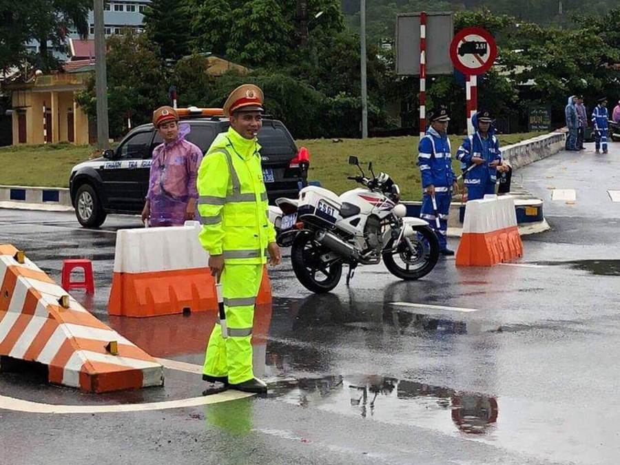 .Tổ chức phân luồng, điều tiết giao thông từ xa, ảnh: Hoàng Phòng