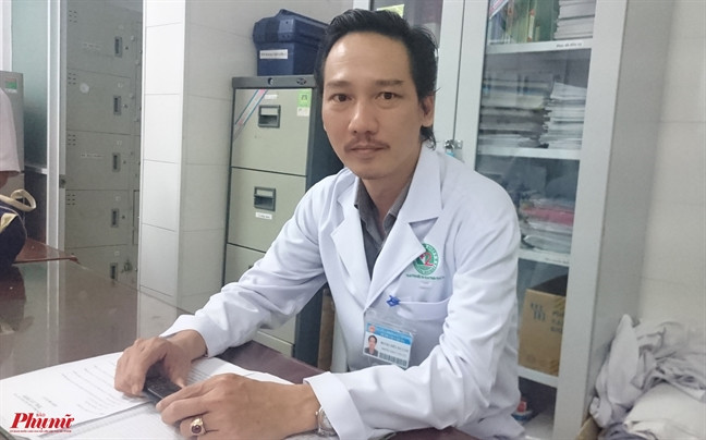 Đang ngồi uống cà phê, người đàn ông bỗng ngưng tim ngưng thở Dang ngoi uong ca phe, nguoi dan ong bong ngung tim ngung tho