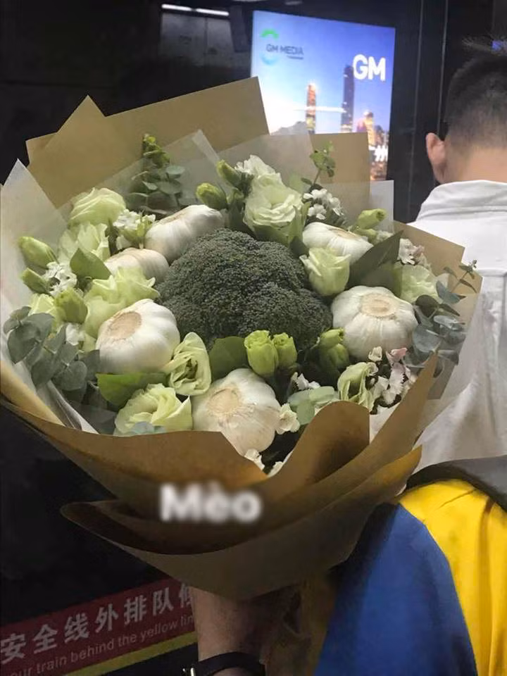 Chỉ bó hoa súp-lơ kèm tỏi như này, các chàng cũng đủ làm bao cô nàng rung động! ảnh 3