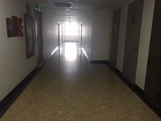 Gặp chó trong thang máy, cháu bé 2 tuổi khóc thét