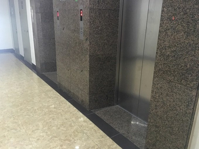 {title} Gặp chó trong thang máy, cháu bé 2 tuổi khóc thét