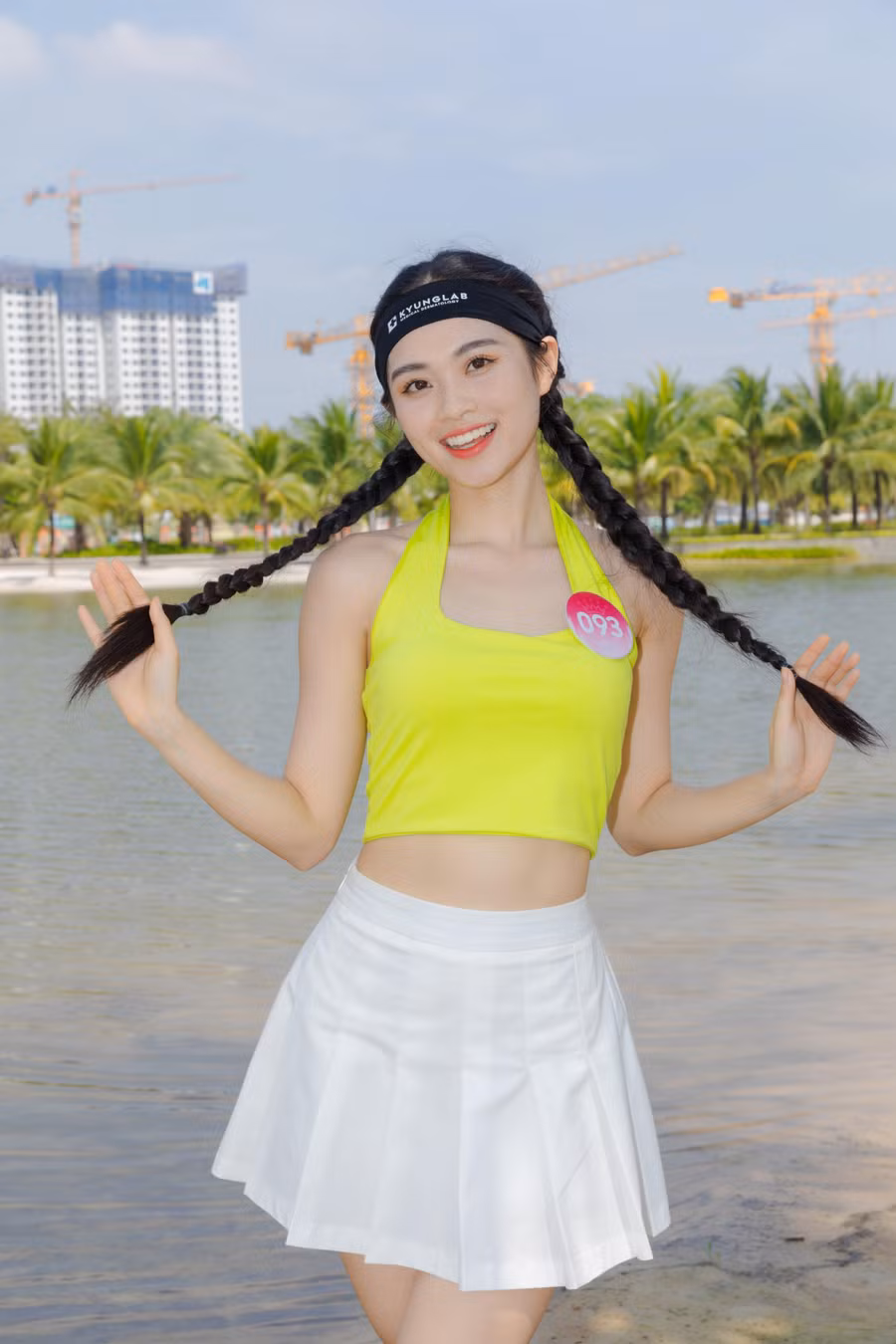 Thí sinh Nguyễn Phương Anh (SBD 093) chinh phục khán giả bởi vẻ đẹp nhẹ nhàng cùng hình thể đẹp cân đối.