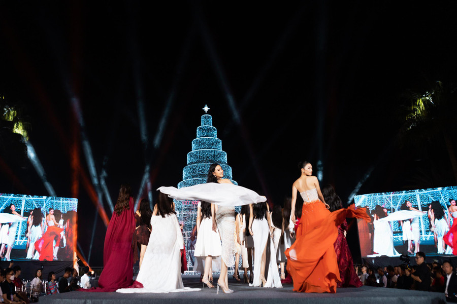 Sau đó, cô nhanh chóng thay giày có đế thấp hơn để sánh đôi cùng Hoa hậu Tiểu Vy trong phần kết.