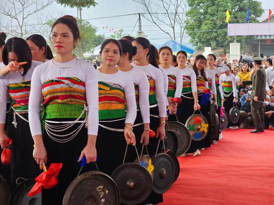 Hơn 400 chiếc cồng chiêng do những người phụ nữ Mường xướng lên vang vọng núi rừng trong lễ hội Mường Khô. 