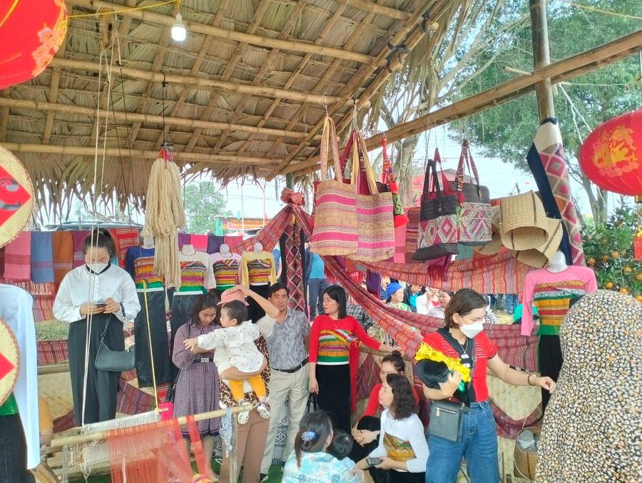 Đến với lễ hội Mường Khô 2024, du khách được hòa mình vào không khí nhộn nhịp của phiên chợ vùng cao.