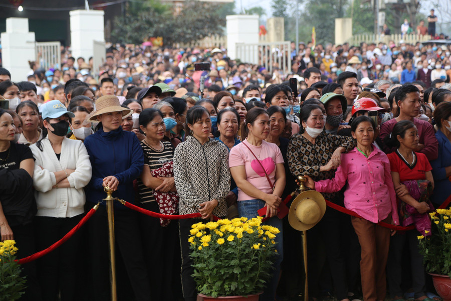 Đông đảo người dân, du khách về dự Lễ hội Mường Khô.