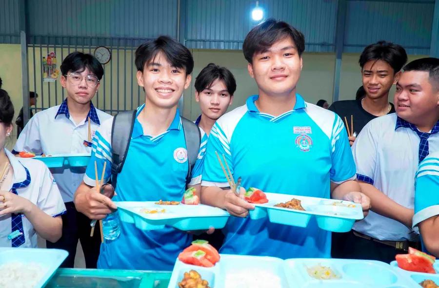 Trường THCS - THPT Trần Ngọc Hoằng hỗ trợ bữa ăn cho học sinh.