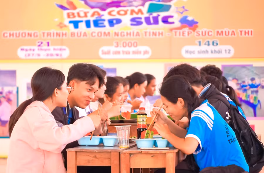 Các em học sinh được hỗ trợ bữa cơm tiếp sức.