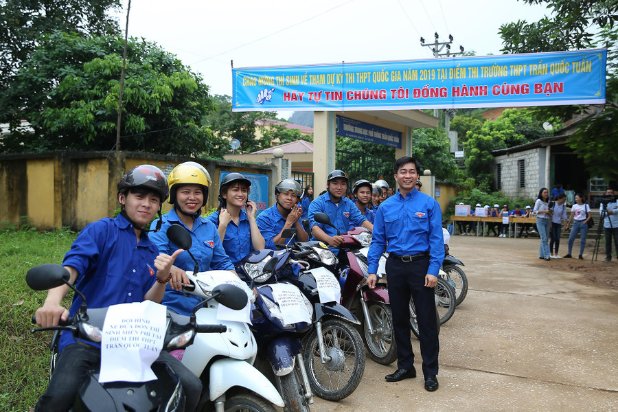 Bước chân tình nguyện khắp nẻo trường thi Bước chân tình nguyện khắp nẻo trường thi