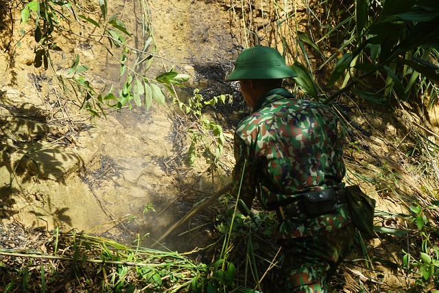 Các chiến sĩ chia thành nhiều hướng, khoanh vùng đám cháy, đặc biệt là khu vực gần trụ điện cao thế.