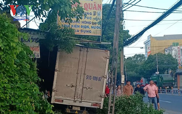 xe tai lao qua dai phan cach tong vao nha dan hinh 1