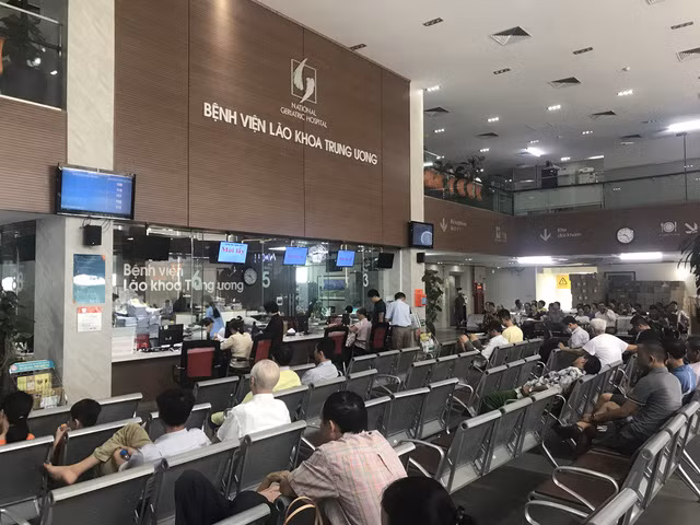 nang nong, benh nhi vat va xep hang cho kham tu 5h sang hinh 4