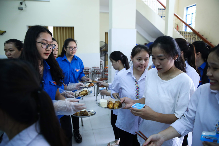 Bữa cơm ấm lòng sĩ tử Bữa cơm ấm lòng sĩ tử