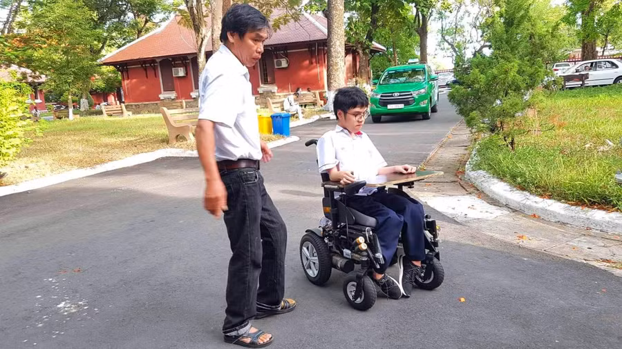 Hình ảnh bố con Thiên Phú cùng nhau đến trường thi đã để lại hình ảnh đẹp trong lòng mọi người