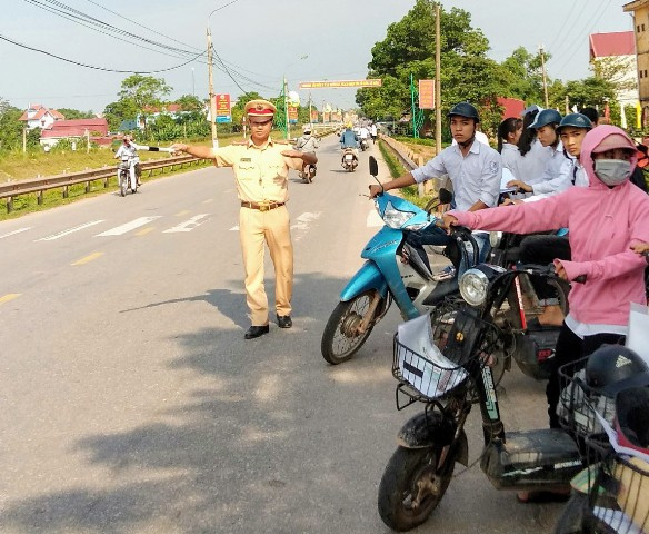 Cảnh sát giao thông, Công an huyện Phú Bình phân luồng đảm bảo trật tự an toàn giao thông tại điểm thi Trường THPT Phú Bình. Cảnh sát giao thông, Công an huyện Phú Bình phân luồng đảm bảo trật tự an toàn giao thông tại điểm thi Trường THPT Phú Bình.
