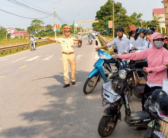 Cảnh sát giao thông, Công an huyện Phú Bình phân luồng đảm bảo trật tự an toàn giao thông tại điểm thi Trường THPT Phú Bình.