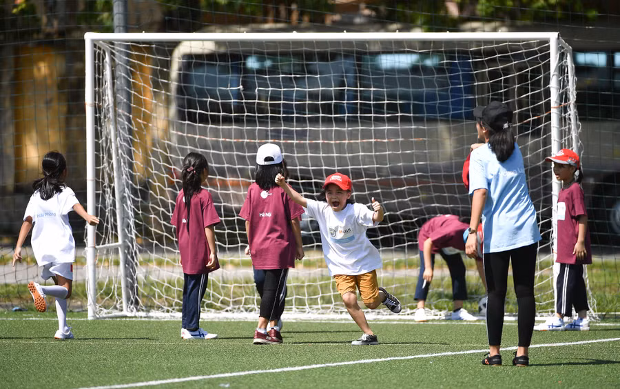 Các trận đấu được tổ chức đồng thời dành riêng cho các bé trai và bé gái với nhóm độ tuổi khác nhau