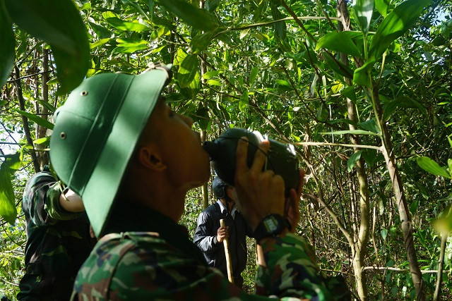 Một chiến sĩ uống vội ngụm nước, rồi nhanh chóng trở lại nhiệm vụ.