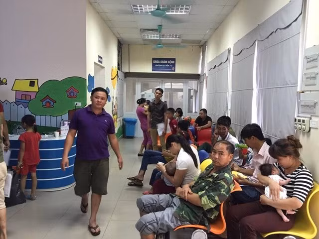 Nắng nóng, bệnh nhi vật vã xếp hàng chờ khám từ 5h sáng