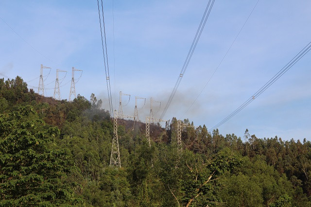 Đến khoảng 17h cùng ngày, đám cháy cơ bản được kiểm soát, tuy nhiên cột khói vẫn còn âm ỉ bốc lên.