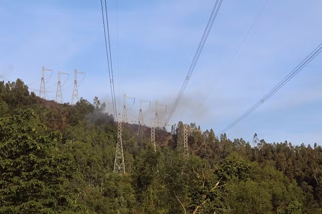 Đến khoảng 17h cùng ngày, đám cháy cơ bản được kiểm soát, tuy nhiên cột khói vẫn còn âm ỉ bốc lên.