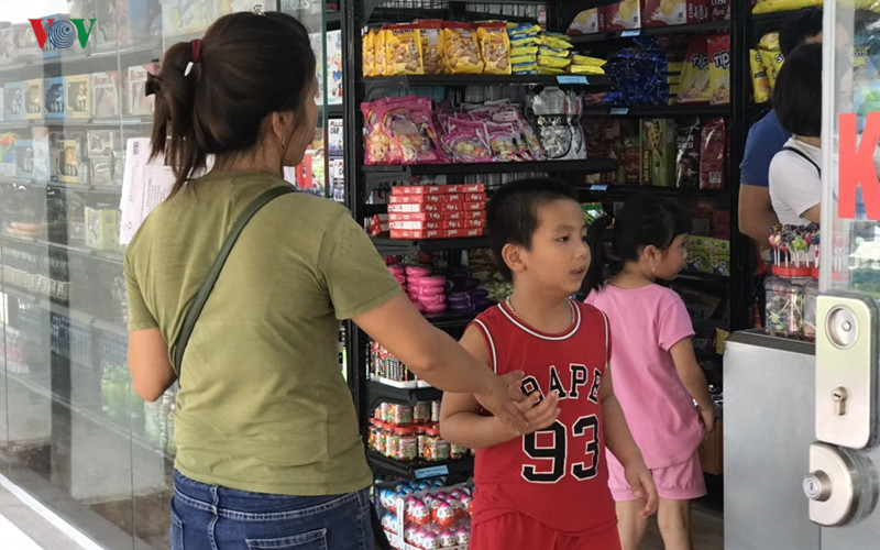 nắng nóng, bệnh nhi vật vã xếp hàng chờ khám từ 5h sáng hình 2 nang nong, benh nhi vat va xep hang cho kham tu 5h sang hinh 2