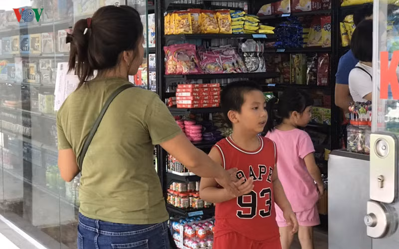 nang nong, benh nhi vat va xep hang cho kham tu 5h sang hinh 2