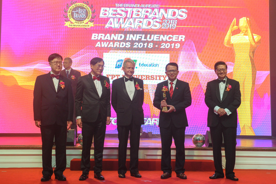 Ông Hoàng Việt Hà – Giám đốc các dự án đào tạo quốc tế ĐH FPT – đại diện trường ĐH FPT nhận danh hiệu Thương hiệu trường đại học có tầm ảnh hưởng khu vực châu Á – Thái Bình Dương Ông Hoàng Việt Hà – Giám đốc các dự án đào tạo quốc tế ĐH FPT – đại diện trường ĐH FPT nhận danh hiệu Thương hiệu trường đại học có tầm ảnh hưởng khu vực châu Á – Thái Bình Dương