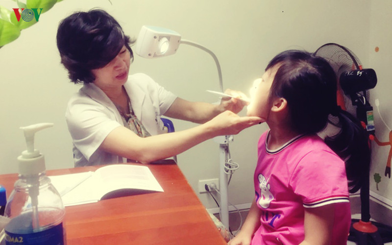 nắng nóng, bệnh nhi vật vã xếp hàng chờ khám từ 5h sáng hình 3 nang nong, benh nhi vat va xep hang cho kham tu 5h sang hinh 3