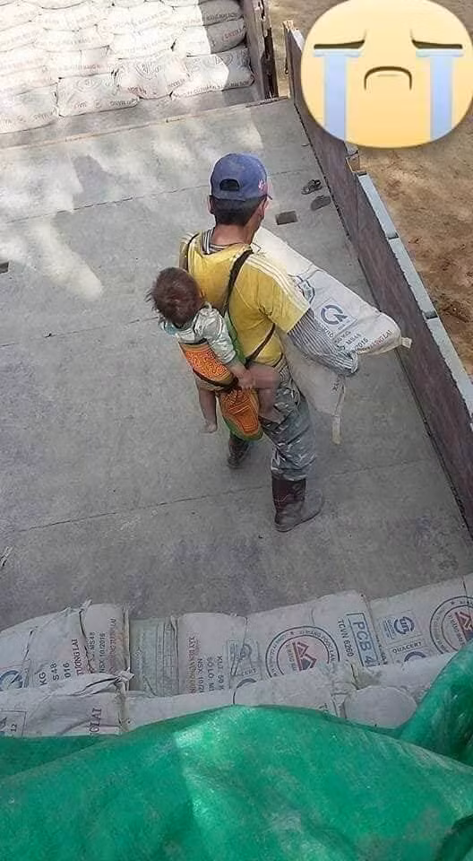 Khoảnh khắc cha địu con nhỏ đi bốc vác xi măng giữa trời nắng gắt khiến ai cũng nghẹn lòng - 1