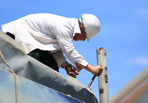 Chính quyền cho biết ban đầu chủ nhà hàng không hợp tác nên thuê công nhân đến "phối hợp" tháo dỡ. Ảnh: Nguyễn Đông. Chính quyền cho biết ban đầu chủ nhà hàng không hợp tác nên thuê công nhân đễn phối hợp tháo dỡ. Ảnh: Nguyễn Đông.