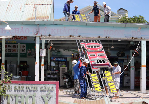 Công nhân tháo dỡ các hạng mục xây không phép tại nhà hàng hải sản Thơ Ý. Ảnh: Nguyễn Đông. Công nhân tháo dỡ các hạng mục xây không phép tại nhà hàng hải sản Thơ Ý. Ảnh: Nguyễn Đông.