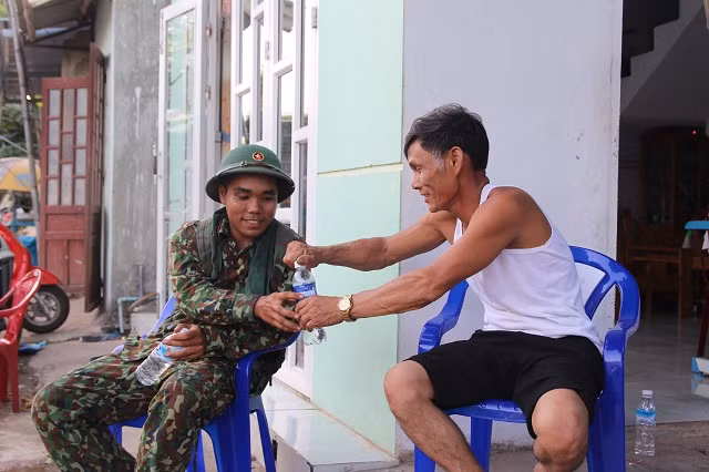 Tình quân – dân trong đám cháy, khi người chiến sĩ tạm rời hiện trường được người dân nhiệt tình tiếp nước.