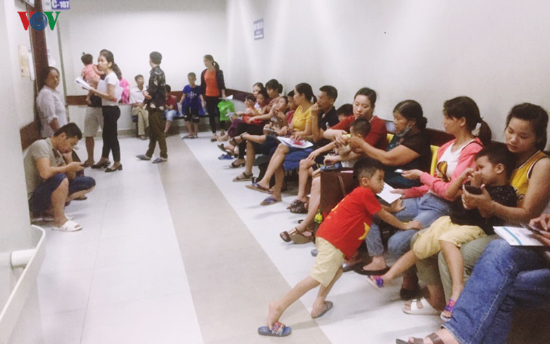 nắng nóng, bệnh nhi vật vã xếp hàng chờ khám từ 5h sáng hình 1 nang nong, benh nhi vat va xep hang cho kham tu 5h sang hinh 1