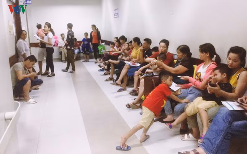 nang nong, benh nhi vat va xep hang cho kham tu 5h sang hinh 1