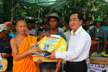 Lãnh đạo huyện Tịnh Biên và Trụ trì chùa Rô trao giải thưởng cho các đôi bò đạt giải.