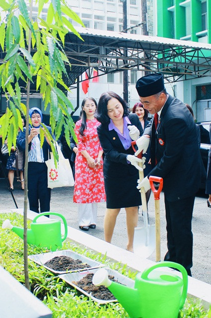 Ngài Muhadjir Effendy -Chủ tịch SEAMEO trồng cây lưu niệm tại SEAMEO RETRAC Ngài Muhadjir Effendy -Chủ tịch SEAMEO trồng cây lưu niệm tại SEAMEO RETRAC