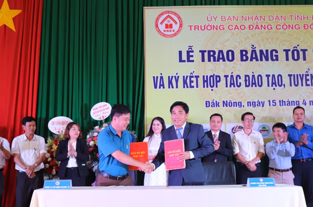 Th.s Nguyễn Hữu Lành (phải) ký kết hợp tác với các doanh nghiệp