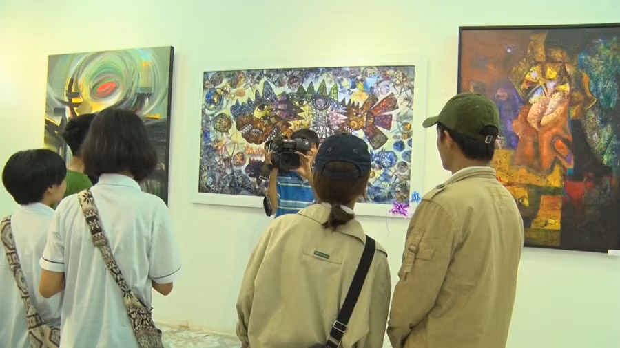 Trong không khí ảm đạm của các hoạt động triển lãm mỹ thuật, người ta vẫn nhìn thấy ánh sáng le lói đâu đó. Trong không khí ảm đạm của các hoạt động triển lãm mỹ thuật, người ta vẫn nhìn thấy ánh sáng le lói đâu đó.