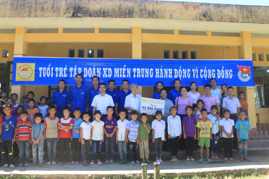 Đoàn thanh niên Tập đoàn xây dựng Miền trung tặng 42 triệu đồng để tu sửa lại phòng học Trường tiểu học xã Tân Phúc, huyện Lang Chánh - Ảnh: Nguyễn Quỳnh.