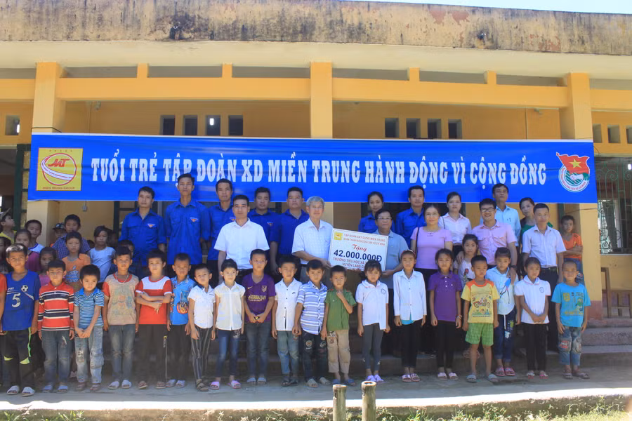 Đoàn thanh niên Tập đoàn xây dựng Miền trung tặng 42 triệu đồng để tu sửa lại phòng học Trường tiểu học xã Tân Phúc, huyện Lang Chánh - Ảnh: Nguyễn Quỳnh.