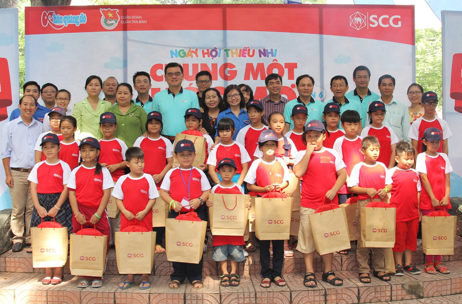 Các em học sinh nhận quà tặng từ tập đoàn SCG