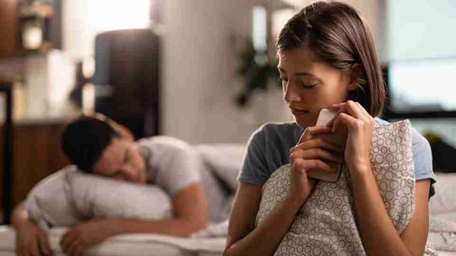 Vì hai người không thể công khai bày tỏ tình yêu của mình dành cho nhau nên sẽ không thể trải qua giai đoạn “mật ngọt” theo cách truyền thống. (Ảnh: ITN). Vì hai người không thể công khai bày tỏ tình yêu của mình dành cho nhau nên sẽ không thể trải qua giai đoạn “mật ngọt” theo cách truyền thống. (Ảnh: ITN).