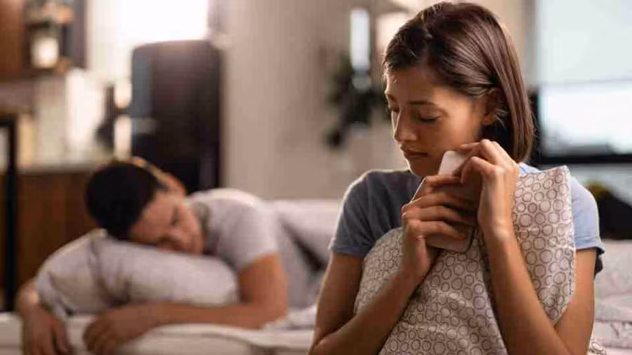 Vì hai người không thể công khai bày tỏ tình yêu của mình dành cho nhau nên sẽ không thể trải qua giai đoạn “mật ngọt” theo cách truyền thống. (Ảnh: ITN).