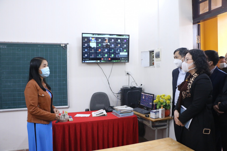 Thứ trưởng Bộ GD&amp;ĐT hỏi thăm tình hình, phương pháp dạy học trực tuyến của giáo viên cho học sinh bị cách ly.